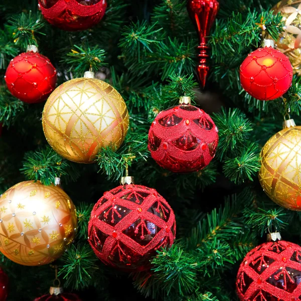 Рождественские балы на елке — стоковое фото