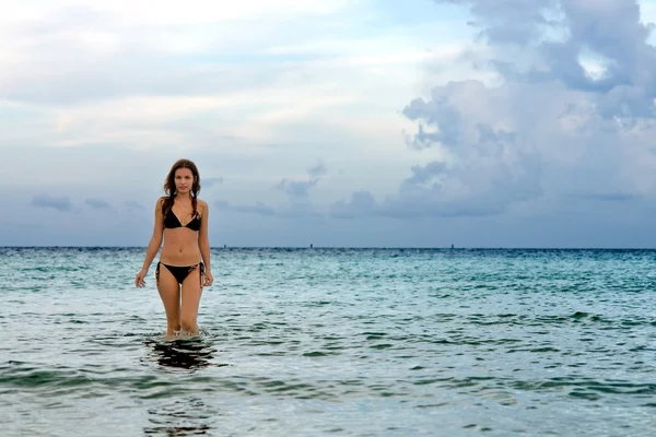 Mujer joven en la playa — Foto de Stock
