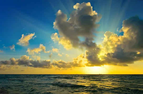 Lever de soleil sur l'océan Atlantique — Photo
