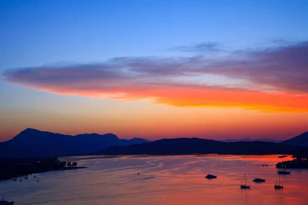 Belo pôr do sol colorido sobre o mar Egeu — Fotografia de Stock