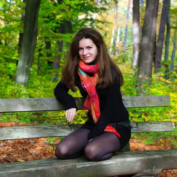 Jonge vrouw in herfst park — Stockfoto