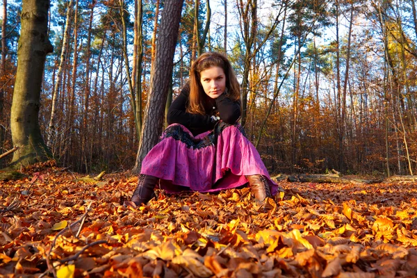 Jeune femme dans le parc d'automne — Photo