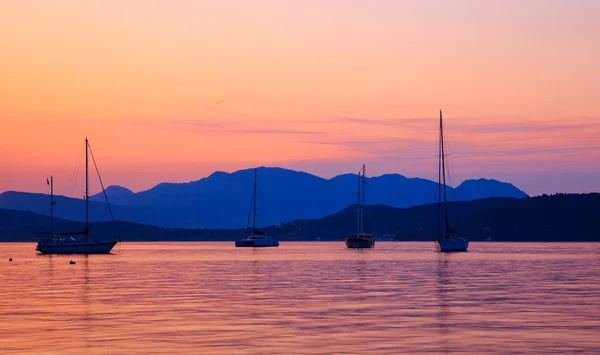 Iates ao pôr do sol, mar Egeu — Fotografia de Stock