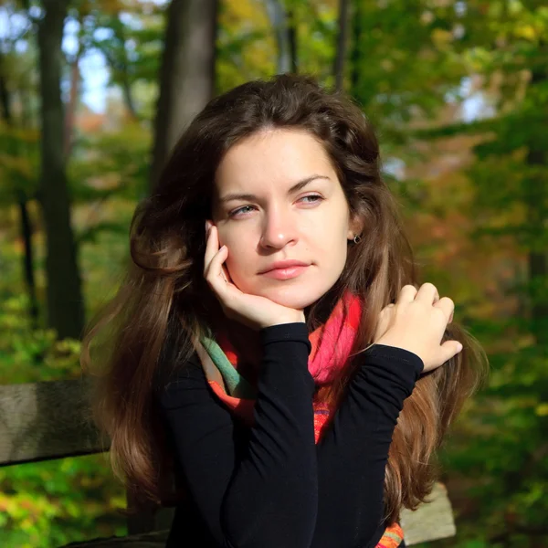 Young woman in autumn park — Stock Photo, Image