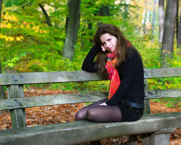 Молода жінка в осінньому парку — стокове фото