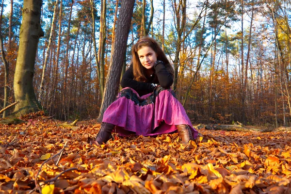 Jeune femme dans le parc d'automne — Photo