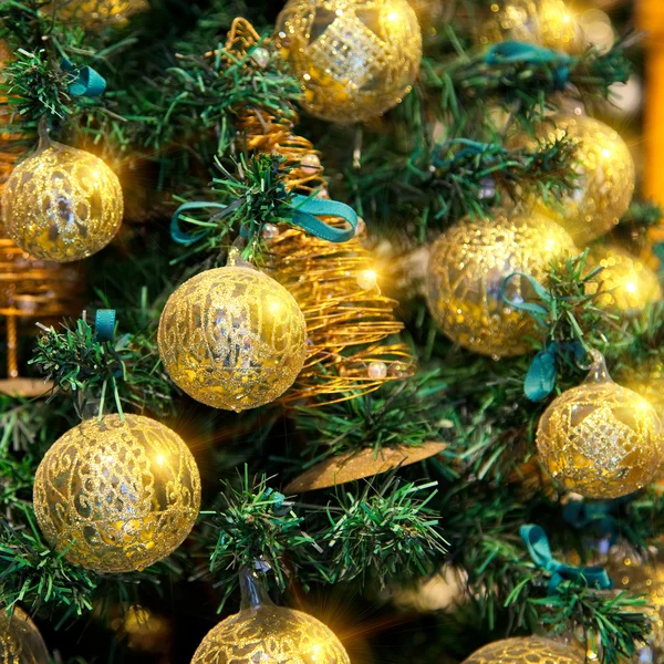 Weihnachtskugeln am Weihnachtsbaum — Stockfoto