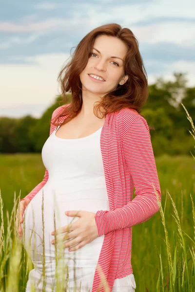 Hermosa mujer embarazada en el parque — Foto de Stock