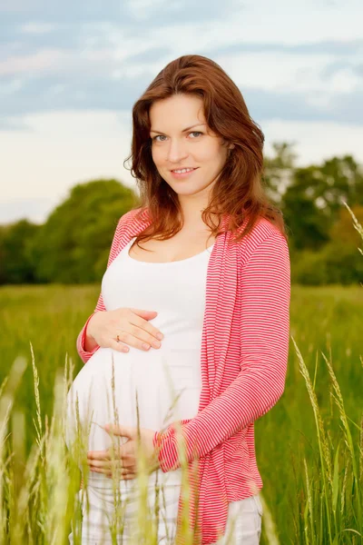 Bella donna incinta nel parco — Foto Stock