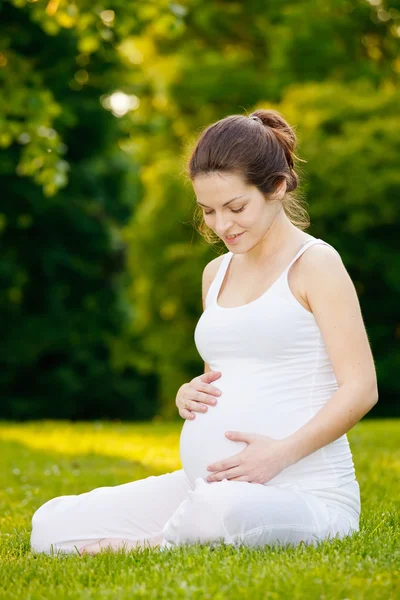 Schöne schwangere Frau im Park — Stockfoto