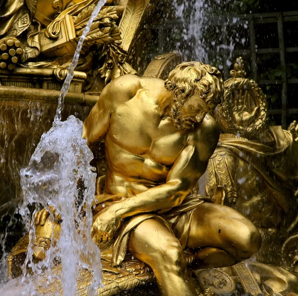 Фрагмент фонтана в парке Версаля — стоковое фото