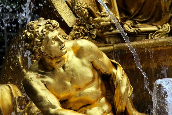 Фрагмент фонтана в парке Версаля — стоковое фото