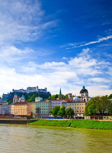 Rio Salzach e Fortaleza de Hohensalzburg, Salzburgo — Fotografia de Stock
