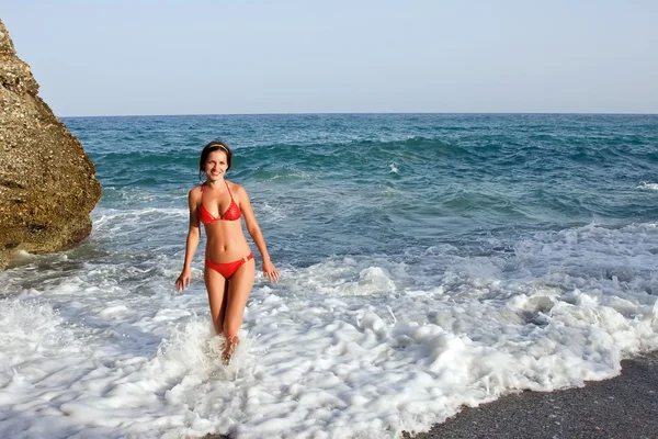 Mladá žena v červené bikini — Stock fotografie