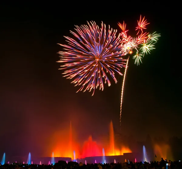 Fireworks during Musical fountains show — Stock Photo, Image