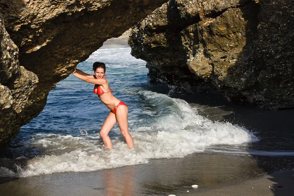 Tânără femeie în bikini roșii — Fotografie, imagine de stoc