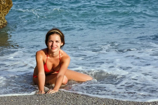 Ung kvinna i röd bikini — Stockfoto
