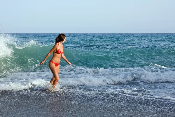 Ung kvinna i röd bikini — Stockfoto