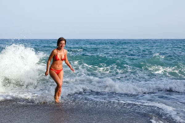 Jeune femme en bikini rouge — Photo