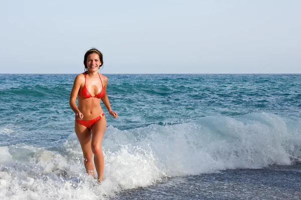 Mujer joven en bikini rojo —  Fotos de Stock