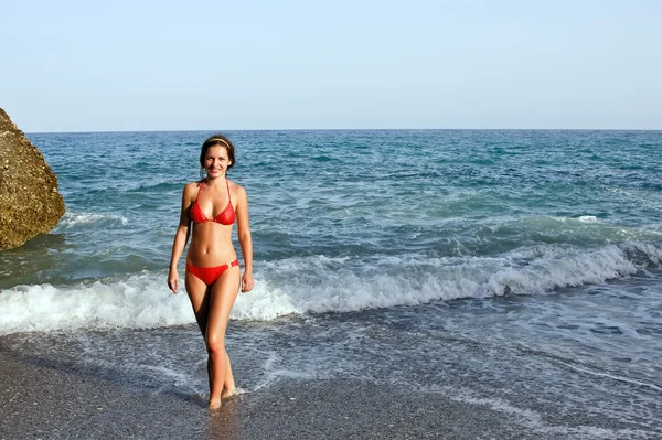 Jeune femme en bikini rouge — Photo