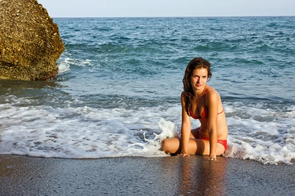 Mujer joven en bikini rojo —  Fotos de Stock