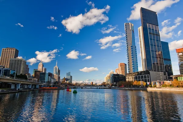 Melbourne, arranha-céus no rio Yarra — Fotografia de Stock