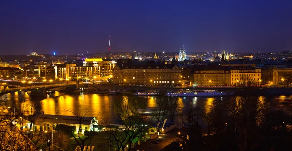 Praag en Vltava rivier 's nachts — Stockfoto