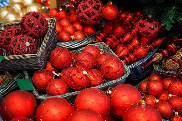 红色的圣诞球 — 图库照片