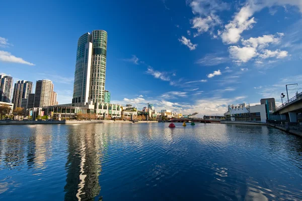 멜버른의 yarra 강에서 고층 빌딩 — 스톡 사진