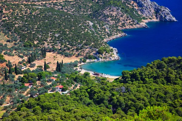Kleine rustige baai op Grieks eiland — Stockfoto