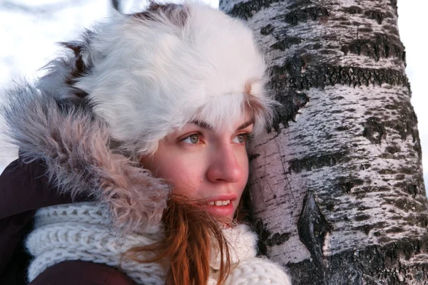 Junge Frau in Winterbekleidung — Stockfoto
