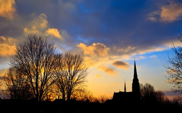 Pôr do sol colorido sobre a igreja, Frankfurt — Fotografia de Stock