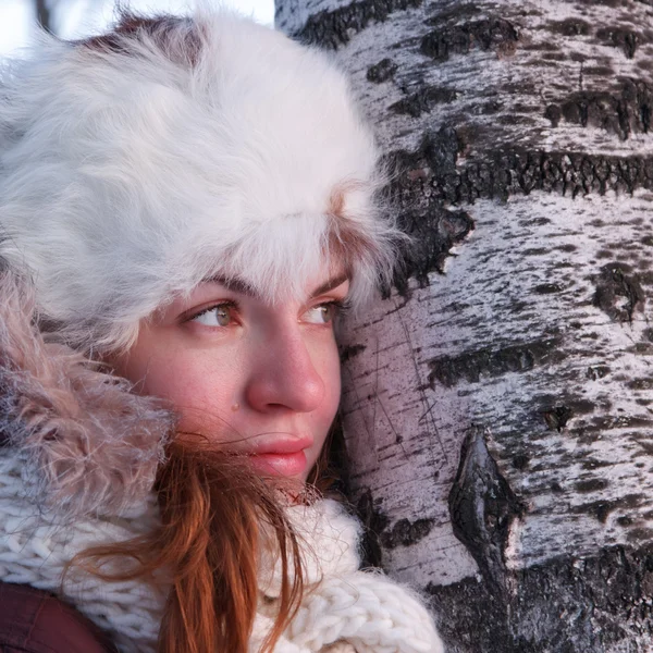 Κρατώ περισσότερο νεαρή γυναίκα το χειμώνα — Φωτογραφία Αρχείου