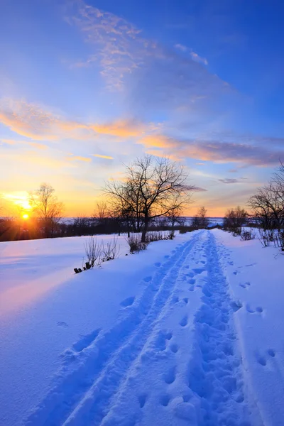 Захід сонця у сільській місцевості взимку — стокове фото