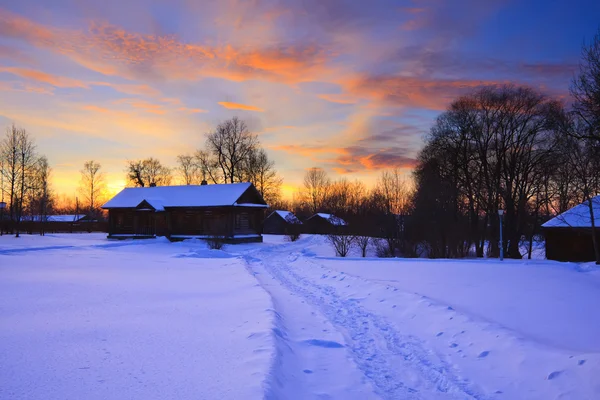 Zachód słońca w okolicy w zimie — Zdjęcie stockowe