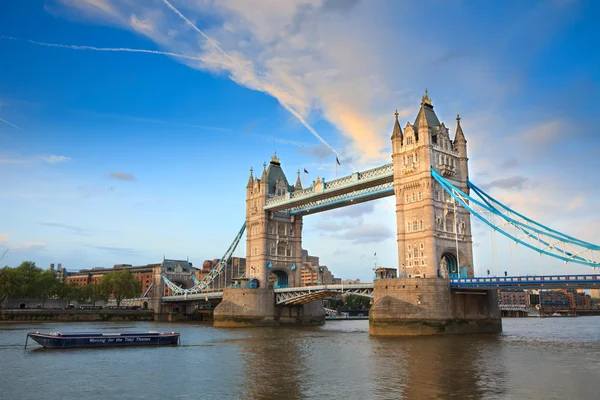 Tower bridge od severního břehu, Londýn — Stock fotografie