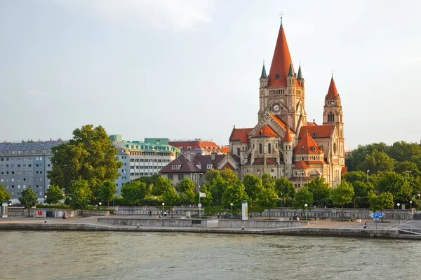 Kostel na břehu řeky Dunaj, Vídeň — Stock fotografie