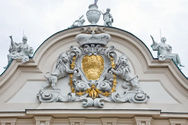 Heykeller üzerinde fronton belveder Sarayı, wien — Stok fotoğraf