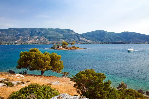 Pequeña isla en el mar Egeo — Foto de Stock