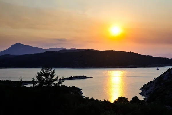 Prachtige zonsondergang over de Egeïsche zee — Stockfoto