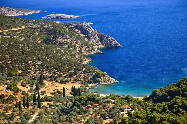 Pequeña bahía tranquila en la isla griega — Foto de Stock