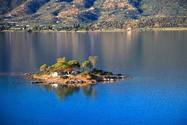 Small island in Aegean sea — Stock Photo, Image