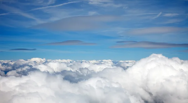 Moln på en blå himmel — Stockfoto