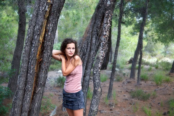 Retrato ao ar livre de mulher jovem — Fotografia de Stock