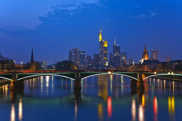 Frankfurt am main i skymningen — Stockfoto