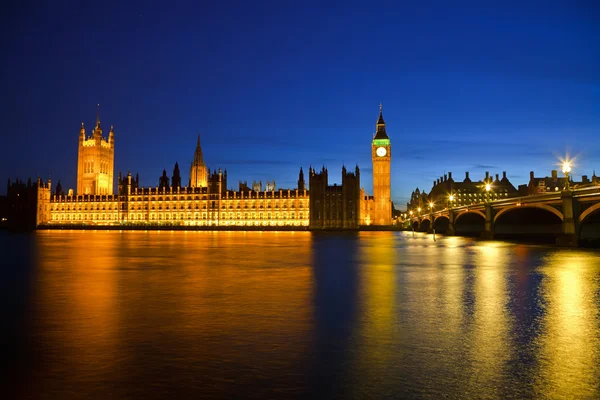 Big ben a domy parlamentu v noci — Stock fotografie