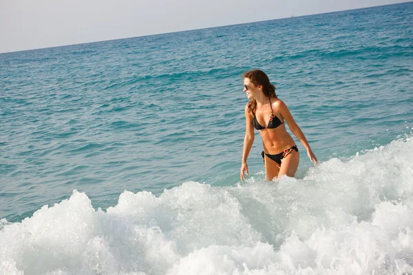 Tânăra femeie se joacă cu valuri — Fotografie, imagine de stoc