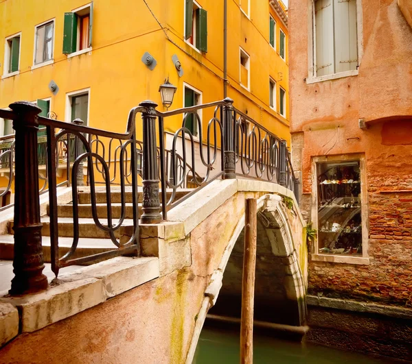 Liten bro i Venedig — Stockfoto
