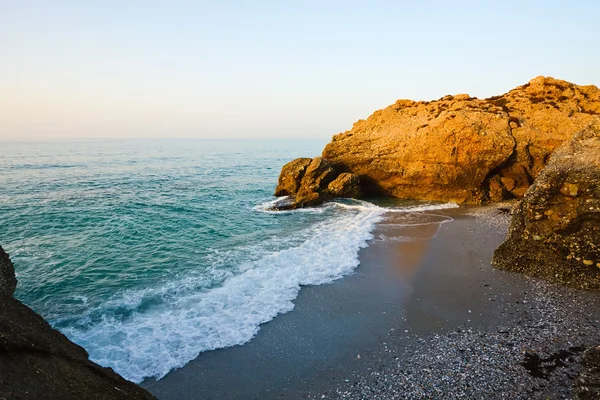 Stranden vid Medelhavet kust i nerja — Stockfoto